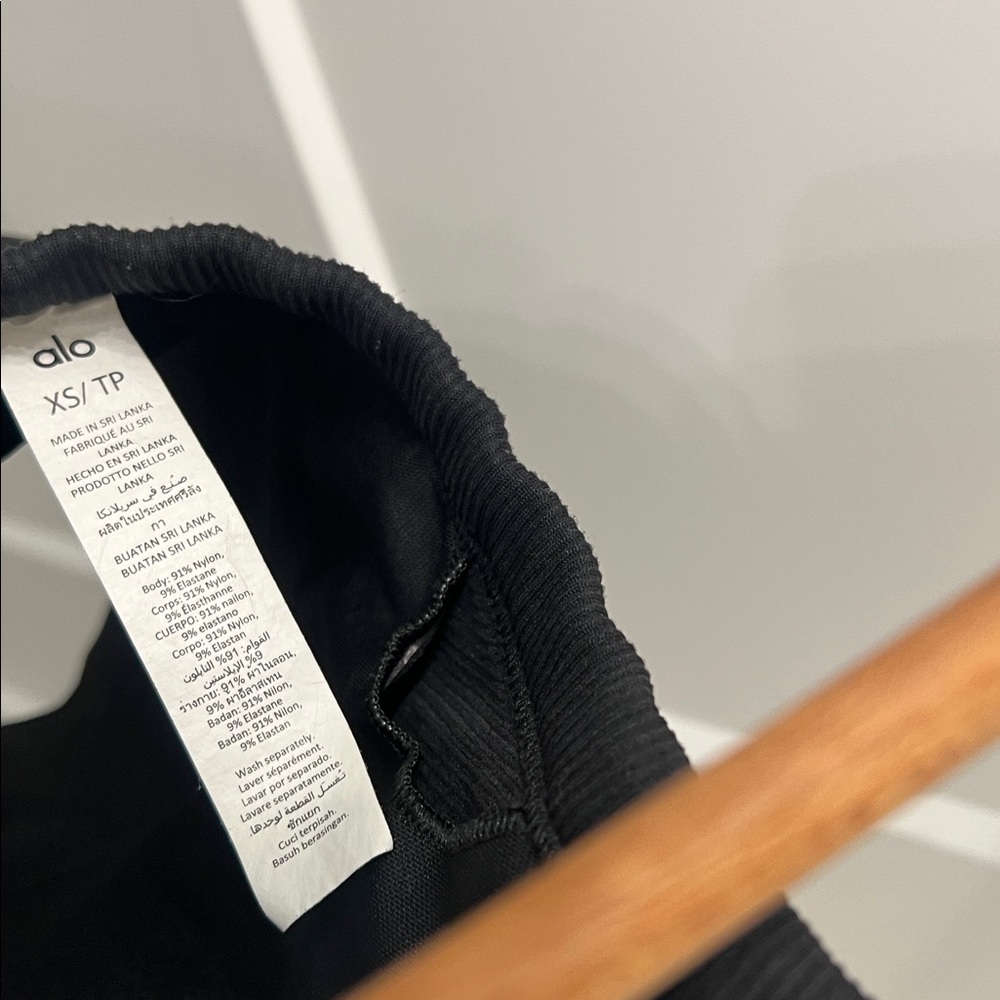 ALO Yoga Black Crop Top - Picture 7 of 7